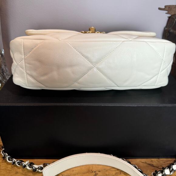 Chanel 19 Ivory Lambskin Mixed Metal Medium Bag Microchipped Authentic CoA - Picture 4 of 9